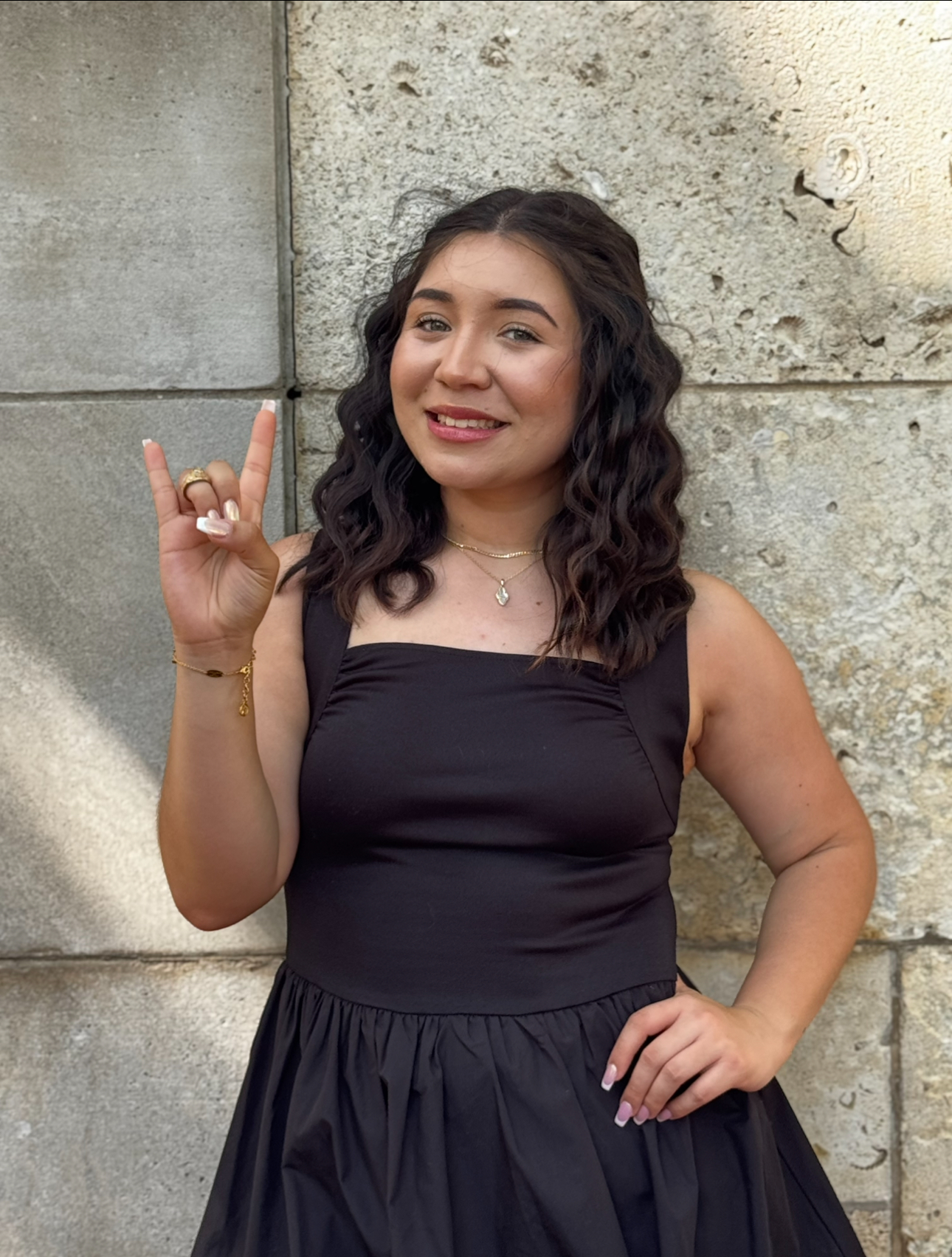 Portrait of Ximena doing Hook ’em